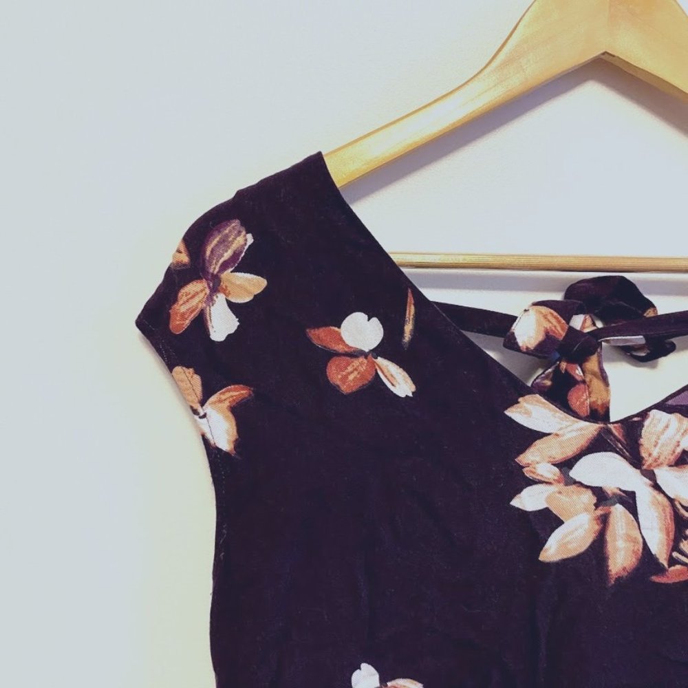 Short Sleeve Tie Back Floral Blouse V-Neck